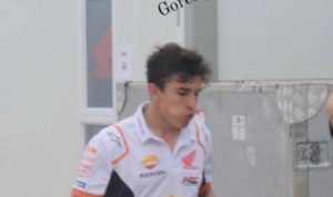 Tangkapan layar yang menunjukkan gambar Marc Marquez sedang makan gorengan dan membuat warganet heboh.