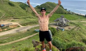 Marc Marquez memposting foto dirinya dengan mengacungkan kedua tangan sebagai tanda bahwa dia sudah mengagumi keindahan dan berada di Lombok.