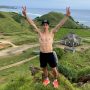 Marc Marquez memposting foto dirinya dengan mengacungkan kedua tangan sebagai tanda bahwa dia sudah mengagumi keindahan dan berada di Lombok.
