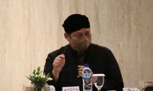 Menko Airlangga Hartarto ketika berbicara dengan para pekerja seni di Jawa Timur