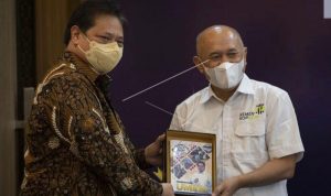 Menko Airlangga Hartarto ketika bersama Menkop untuk mendorong UMKM