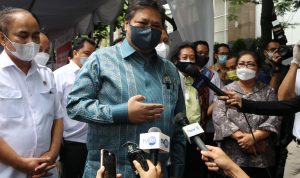 Menko Airlangga Hartarto ketika meninjau vaksinisasi di DKI Jakarta yang kasus Omicronnya sedang tinggi