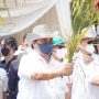Menko Airlangga Hartarto melakukan panen perdana budidaya PAdi Gogo di Provinsi Lampung