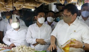 Menko Airlangga ketika mengunjungi Pasar Tradisional untuk mennyakan harga kebutuhan pokok termasuk minyak goreng