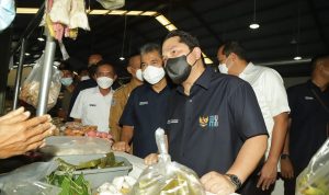 Menteri BUMN Erick Thohir tengah berdialog dengan pedagang pasar tradisional agar mau memanfaatkan pinjaman KUR BRI