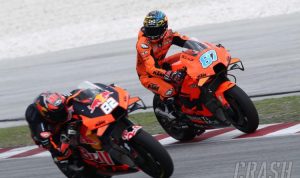 MotoGP, Proses Adaptasi Remy Gardner Terganggu Cedera Remy Gardner (kanan) saat melaju di samping pembalap uji KTM Mika Kalio di shakedown test MotoGP di Sirkuit Sepang, Malaysia. (crash)