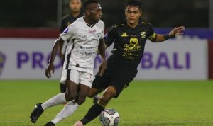Kapten Persebaya Rachmat Irianto (kanan) mengawal pemain Persipura Elisa Basna dalam lanjutan Liga 1 2021-2022. (Riana Setiawan/Jawa Pos)