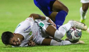 BRI LIGA 1 INDONESIA: Gelandang Persebaya Surabaya Bruno Moreira dilanggar oleh pemain PSIS Semarang. (Riana Setiawan/Jawa Pos)