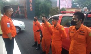 Personil SAR Bandung bersiap melakukan pencarian terhadap dua orang Pendaki yang Hilang di Gunung Malabar