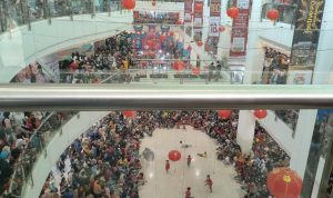 Pertunjukan atraksi Barongsai di Mal Festival Citylink dalam rangka perayaan Imlek