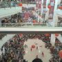 Pertunjukan atraksi Barongsai di Mal Festival Citylink dalam rangka perayaan Imlek