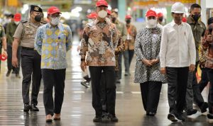 Ridwan Kamil mendampingi Jokowi ekspor pertama mobil Fortuner ke Australia di Kantor PT Toyota Motor Manufacturing Indonesia, Kabupaten Karawang, Selasa (15/02/2022)