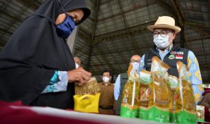 Gubernur Jawa Barat Ridwan Kamil menghadiri operasi pasar minyak goreng di Kabupaten Karawang, Selasa (15/2/2022)