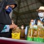 Gubernur Jawa Barat Ridwan Kamil menghadiri operasi pasar minyak goreng di Kabupaten Karawang, Selasa (15/2/2022)