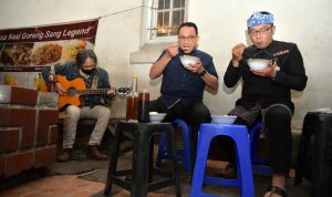 Ridwan Kamil dan Anies Baswedan sedang menikmati Bubur Ayam PR di Jalan Homan Kota Bandung