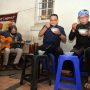 Ridwan Kamil dan Anies Baswedan sedang menikmati Bubur Ayam PR di Jalan Homan Kota Bandung