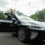 Gubernur Ridwan Kamil dengan bangga berpose bersama mobil listrik Hyundai IONIQ EV.