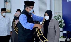 Ridwan Kamil melepas para mahasiswa yang akan berangkat belajar Universitas Al Azhar, Mesir agar selalu semangat menuntut ilmu.
