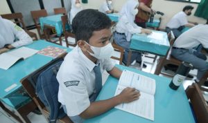 Ridwan Kamil mengatakan, untuk menetakan keputusan ini, pihaknya akan melakukan kajian dan pengamatan dengan cermat bedasarkan data.