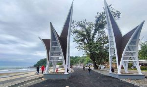 Salah satu fasilitas gapura yang berada di Pantai Karanghawu setelah diresmikan oleh Gubenur Jabar Ridwan Kamil