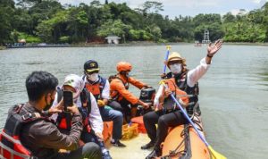 Senang dengan Wajah Baru Situ Wangi, Warga Ciamis Teriaki Ridwan Kamil RI 1 Gubernur Jawa Barat Ridwan Kamil diteriaki Ri 1 saat meresmikan objek wisata Situ Wangi di Kabupaten Ciamis, Sabtu (19/2).