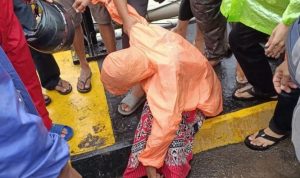 Seorang wanita nekad akan melompat dari Jembatan kembar di Gowa.