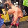 Seorang wanita nekad akan melompat dari Jembatan kembar di Gowa.