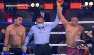Vicky Prasetyo memenangkan pertarungan tinju dengan kemenangan KO melawan Aldi Taher