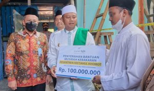 Wagub Uu menyerahkan bantuan untuk Ponpes Miftahul Khoirot yang terbakar di Cilamaya Selasa pagi. (WahyudiKBE)