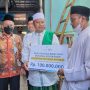 Wagub Uu menyerahkan bantuan untuk Ponpes Miftahul Khoirot yang terbakar di Cilamaya Selasa pagi. (WahyudiKBE)