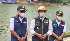Warga Ciamis Rasakan Bukti Kerja Ridwan Kamil, Pantas Jadi Presiden Bupati Ciamis Herdiat Sunarya (kiri) mendoakan Ridwan Kamil (tengah) saat peresmian Situ Wangi, Ciamis, Sabtu (19/2).