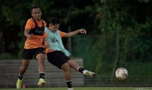 Irfan Jaya (kiri) dan Syahrian Abimanyu menjalani latihan terakhir bersama timnas di Stadion Gombak, Singapura. Syahrian kembali dipanggil timnas U-23. (Tim Media PSSI)