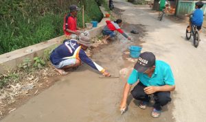 Warga Desa Cimanggung, Kecamatan Cimanggung, Kabupaten Sumedang saat gotong royong perbaiki jalan secara swadaya.