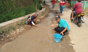 Gotong royong warga Desa Cimanggung, Kecamatan Cimanggung, Kabupaten Sumedang perbaiki jalan yang rusak secara swadaya. (Jabar Ekspres)