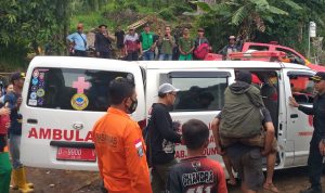 Pendaki Gunung Malabar Ditemukan, Satu Orang Meninggal Dunia Proses evakuasi korban pendaki yang sempat hilang di Gunung Malabar.