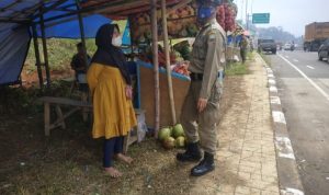 PKL Berjualan di Jalur Keluar-Masuk Tol Pamulihan, Satpol PP Lakukan Penertiban Anggota Satpol PP Kabupaten Sumedang saat melakukan penertiban PKL di jalur keluar-masuk Gerbang Tol Pamulihan.