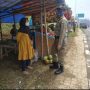 Anggota Satpol PP Kabupaten Sumedang saat melakukan penertiban PKL di jalur keluar-masuk Gerbang Tol Pamulihan.