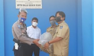 UPTD BBI Kota Depok menyerakan bantuan benih ikan kepada Polsek Cimanggis, belum lama ini. (istimewa).
