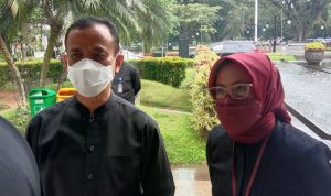 Ketua satgas Covid-19 Kota Bandung, Asep Gufron (kiri), Kamis (3/2). (Foto: Sandi Nugraha/Jabar Ekspres)