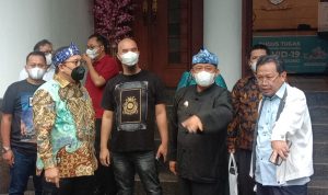 Ahmad Dhani dan Fadli Zon Temui Plt Wali Kota Bandung, Ada Apa? Fadli Zon (kiri), Ahmad Dhani (tengah), dan PLT Walikota Bandung, Yana Mulyana (Kanan). Kamis(3/1). (Foto: Sandi Nugraha/Jabar Ekspres)