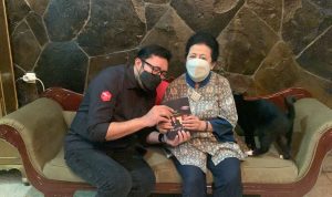 Ketua DPD PDIP Jawa Barat Ono Surono saat mengunjungi sesepuh Sunda, Tjetje Hidayat Padmadinata, Kamis (3/2). (Istimewa)