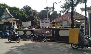 Depan Kantor Kecamatan Cimanggung, Kabupaten Sumedang. (Jabar Ekspres)