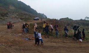 Warga Desa Nagreg, Kecamatan Nagreg, Kabupaten Bandung saat datangi proyek galian C yang diduga ilegal. (Jabar Ekspres)