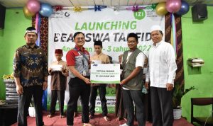 IZI Jabar Launching Beasiswa Tahfidz Angkatan ke-3 Kepala perwakilan IZI Jabar Dian Mardiana bersama Donatur dari JNE Bapak Rela di acara program beasiswa Tahfidz Al-Qur'an angkatan ke-3