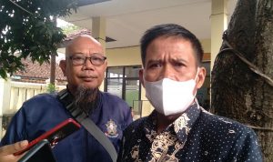 Dewan Tanggapi Penanganan Sampah di Kabupaten Sumedang Anggota DPRD Kabupaten Sumedang dari Fraksi Gerindra, Warson (kanan) di Kecamatan Cimanggung, Kabupaten Sumedang. (Jabar Ekspres)