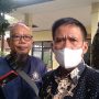 Anggota DPRD Kabupaten Sumedang dari Fraksi Gerindra, Warson (kanan) di Kecamatan Cimanggung, Kabupaten Sumedang. (Jabar Ekspres)