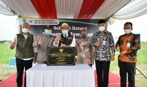 Gubernur Jawa Barat Ridwan Kamil meresmikan penataan jalan penghubung antara Jabar-Jateng, di Ciledug Kabupaten Cirebon dengan Kabupaten Brebes, Jumat (4/2/2022).