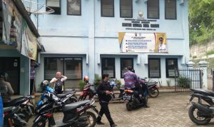 Omicron Mengancam! Begini Antisipasi Desa Cibeusi Sebagai Gerbang Keluar-Masuk Sumedang Kantor Desa Cibeusi, Kecamatan Jatinangor, Kabupaten Sumedang siapkan antisipasi untuk mencegah penyebaran Covid-19 terutama varian Omicron. (Jabar Ekspres)