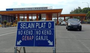 Kebijakan ganjil genap di GT pasteur pada Jum'at (11/2). (Foto: Sandi Nugraha/Jabar Ekspres)