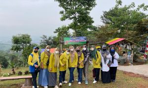 Ilustrasi objek wisata: Ibu-ibu PKK Kecamatan Cimanggung saat foto bersama di Pasirnanjung Geulis (cantik) di Desa Pasirnanjung, Kecamatan Cimanggung, Kabupaten Sumedang.